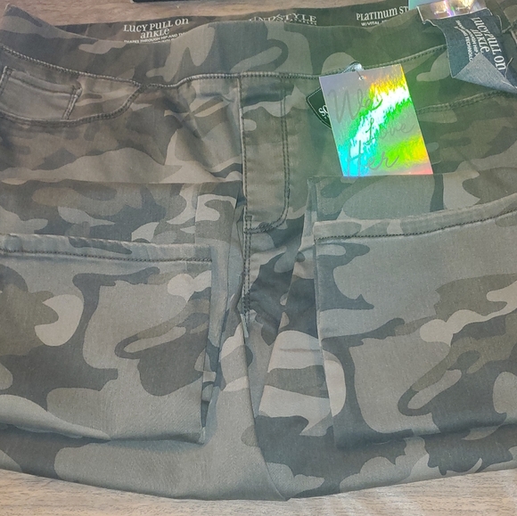 NWT Sound Style LUCY Camo Pull-On Ankle Pants - Picture 5 of 5
